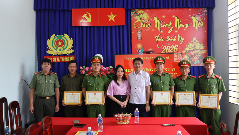 X&atilde; Tru&ocirc;ng M&iacute;t khen thưởng đột xuất tập thể, c&aacute; nh&acirc;n trong đấu tranh, bắt giữ đối tượng trộm cắp t&agrave;i sản