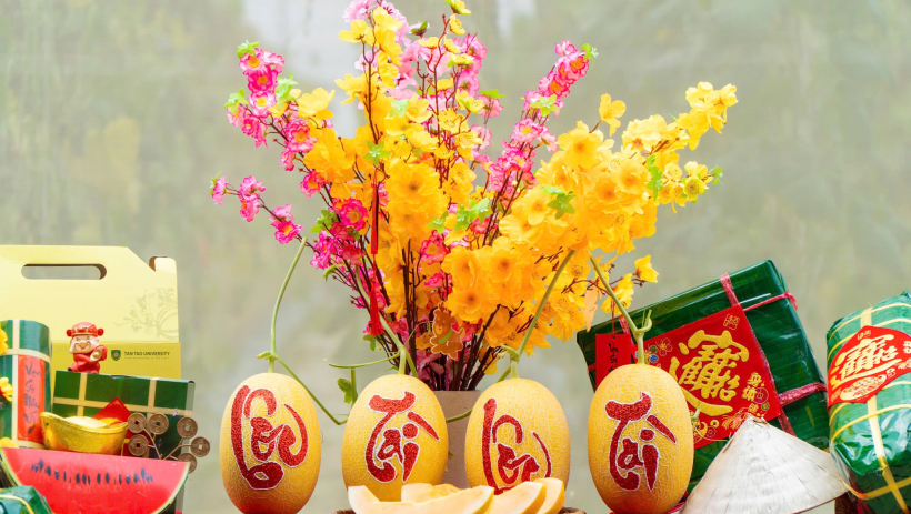 Điểm t&ocirc; sắc xu&acirc;n c&ugrave;ng dưa lưới vẽ thư ph&aacute;p