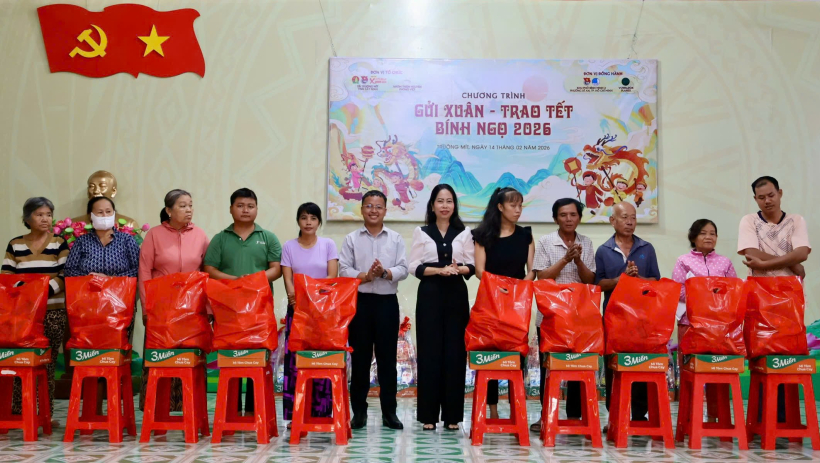 X&atilde; Tru&ocirc;ng M&iacute;t tổ chức chương tr&igrave;nh &ldquo;Gửi xu&acirc;n &ndash; Trao tết&rdquo; B&iacute;nh Ngọ 2026