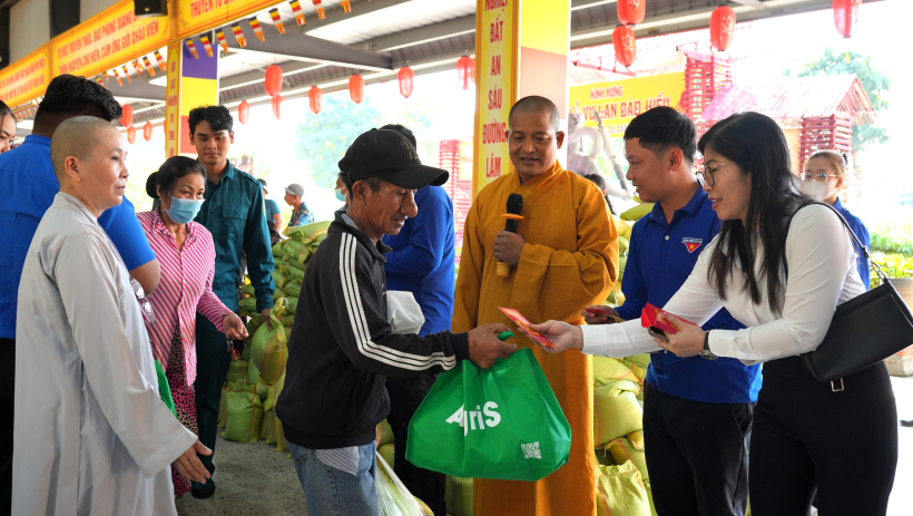 Xu&acirc;n y&ecirc;u thương - Ấm &aacute;p nghĩa t&igrave;nh