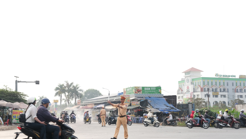 C&ocirc;ng an giao th&ocirc;ng ph&acirc;n luồng, bảo đảm người d&acirc;n về qu&ecirc; đ&oacute;n tết an to&agrave;n