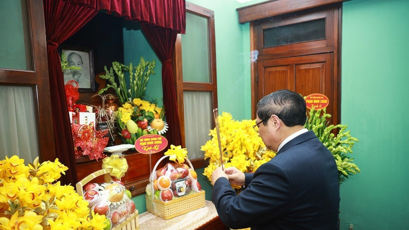 Thủ tướng Phạm Minh Ch&iacute;nh d&acirc;ng hương tưởng nhớ Chủ tịch Hồ Ch&iacute; Minh tại Nh&agrave; 67