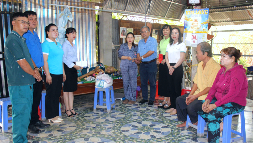 Trao hơn 30 triệu đồng hỗ trợ em Ng&ocirc; Tuấn Kiệt mắc bệnh hiểm ngh&egrave;o