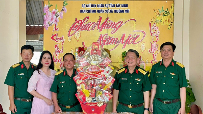 Bộ Chỉ huy Qu&acirc;n sự tỉnh T&acirc;y Ninh thăm, ch&uacute;c tết Ban Chỉ huy Qu&acirc;n sự x&atilde; Tru&ocirc;ng M&iacute;t