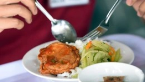 N&ecirc;n ngừng ăn trước khi đi ngủ bao l&acirc;u để tr&aacute;nh c&aacute;c bất lợi tr&agrave;o ngược, tăng c&acirc;n?