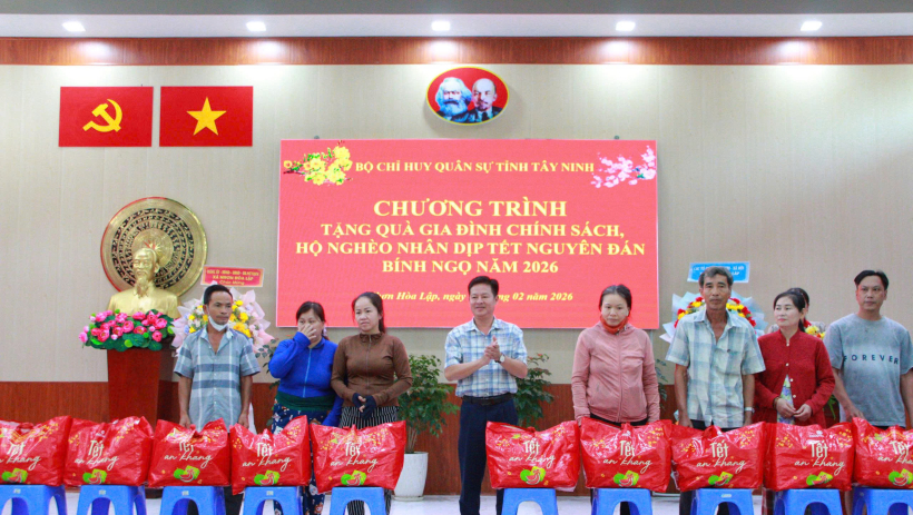 X&atilde; Nhơn H&ograve;a Lập trao qu&agrave; tết Xu&acirc;n B&iacute;nh Ngọ 2026