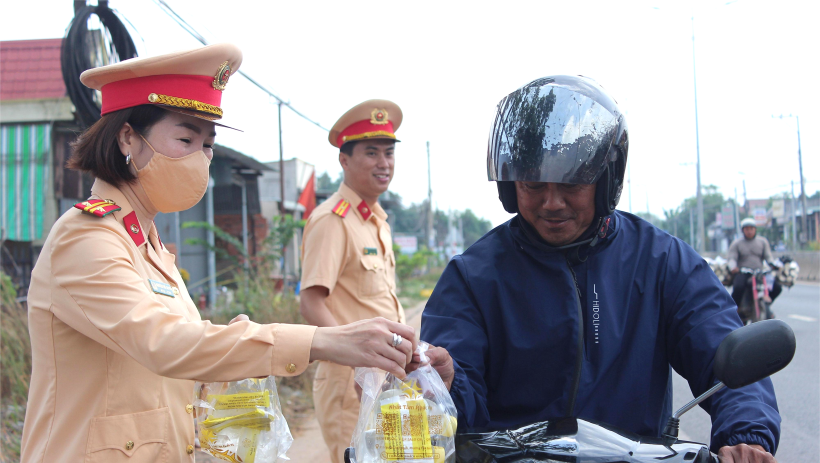 Ph&ograve;ng Cảnh s&aacute;t giao th&ocirc;ng C&ocirc;ng an T&acirc;y Ninh: Ph&aacute;t nước, khăn lạnh cho người d&acirc;n tr&ecirc;n đường về qu&ecirc; ăn tết
