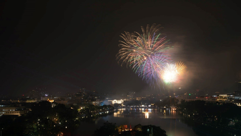 Đ&ecirc;m giao thừa, Bắc Bộ v&agrave; Trung Bộ c&oacute; mưa v&agrave;i nơi, T&acirc;y Nguy&ecirc;n, Nam Bộ &iacute;t mưa