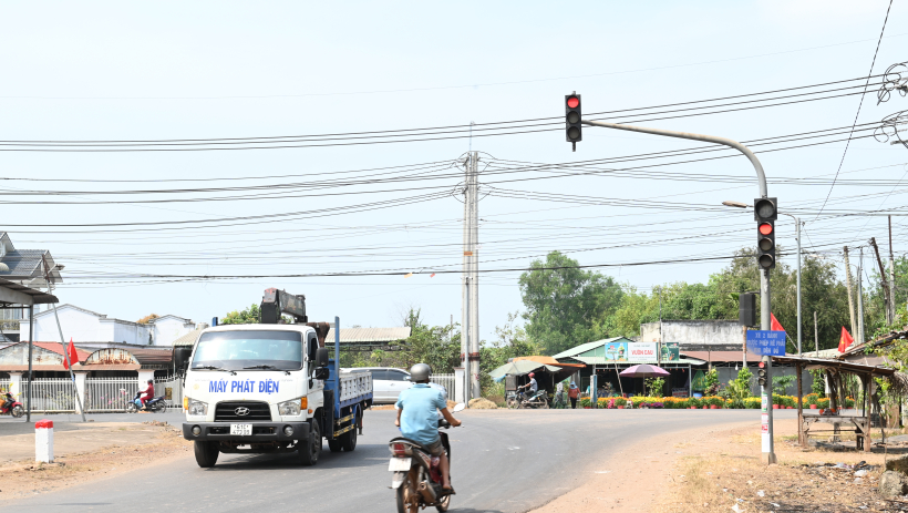 Đ&egrave;n t&iacute;n hiệu giao th&ocirc;ng tại ng&atilde; ba C&acirc;y số 18: Kịp thời khắc phục 
