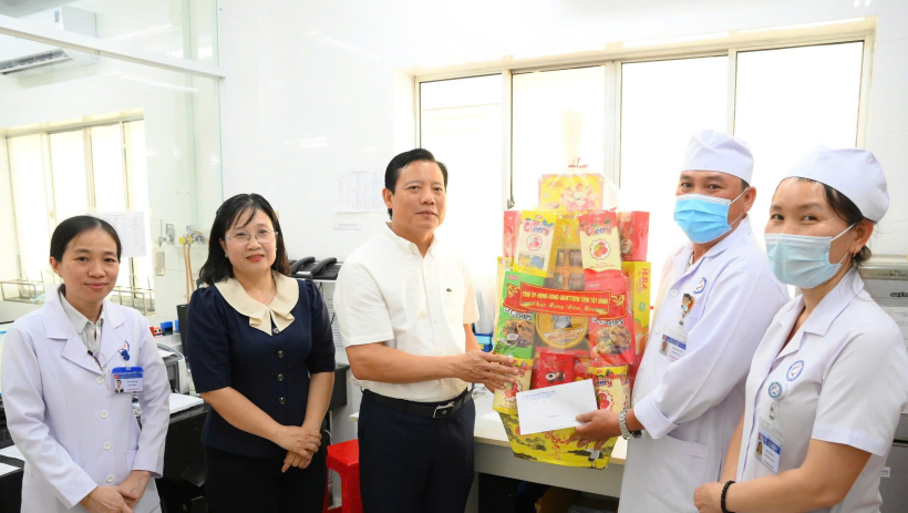 Ph&oacute; Chủ tịch UBND tỉnh Phạm Tấn H&ograve;a tặng qu&agrave; bệnh nh&acirc;n tại Bệnh viện Đa khoa Long An