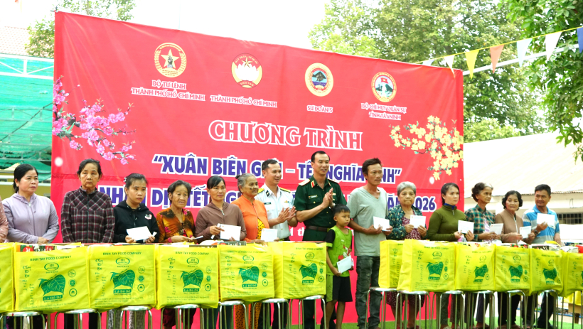 'Xu&acirc;n bi&ecirc;n giới - Tết nghĩa t&igrave;nh' tại x&atilde; Phước Vinh v&agrave; Sư đo&agrave;n Bộ binh 5