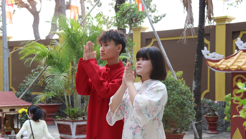 Đi lễ ch&ugrave;a đầu năm, gửi ước nguyện b&igrave;nh an