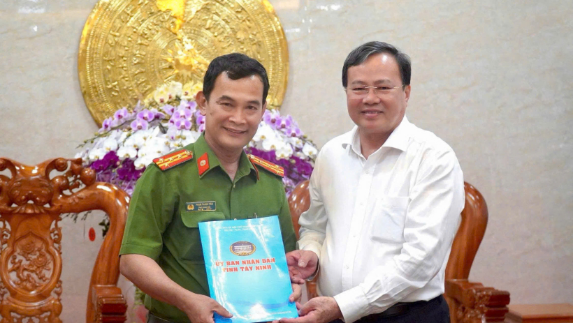 Chủ tịch UBND tỉnh T&acirc;y Ninh L&ecirc; Văn Hẳn ch&uacute;c tết C&ocirc;ng an tỉnh trong đ&ecirc;m Giao thừa