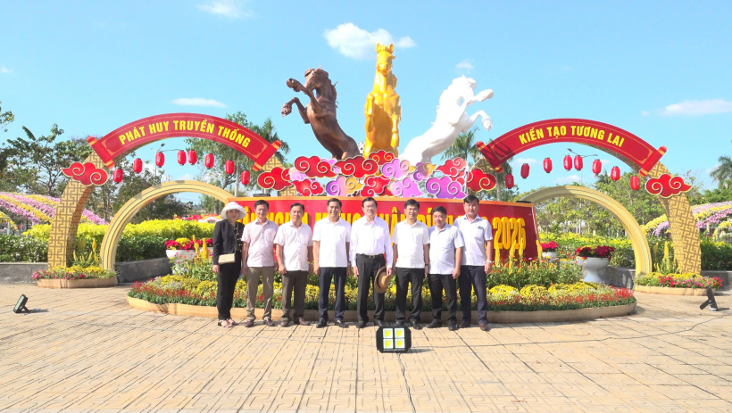 Nguy&ecirc;n Chủ tịch nước Trương Tấn Sang thăm, khảo s&aacute;t c&ocirc;ng tr&igrave;nh tại x&atilde; Hậu Nghĩa