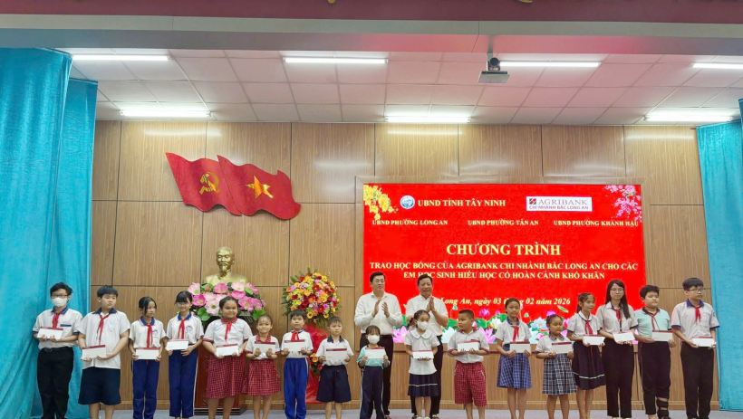 Agribank chi nh&aacute;nh Bắc Long An: Ươm mầm tri thức với g&oacute;i học bổng 1 tỷ đồng