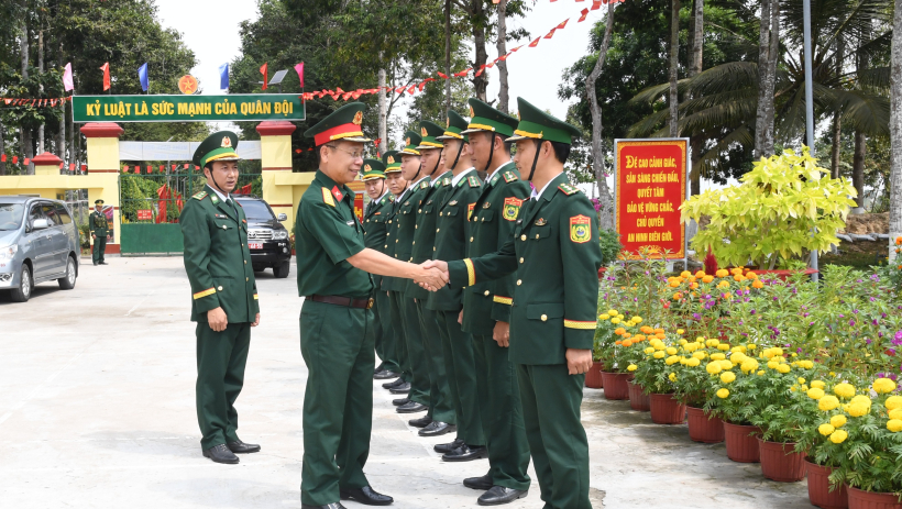 Bộ Chỉ huy Qu&acirc;n sự tỉnh T&acirc;y Ninh thăm, ch&uacute;c tết c&aacute;c đơn vị l&agrave;m nhiệm vụ tr&ecirc;n tuyến bi&ecirc;n giới