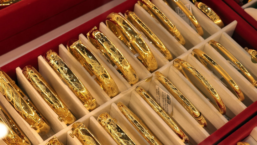 Gi&aacute; v&agrave;ng vẫn quanh ngưỡng 5.000 USD một ounce, gi&aacute; bạc giảm nhẹ