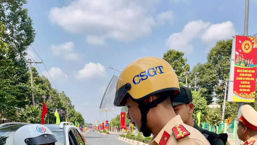 Cảnh s&aacute;t giao th&ocirc;ng T&acirc;y Ninh đồng loạt kiểm tra nồng độ cồn s&aacute;ng m&ugrave;ng 1 Tết