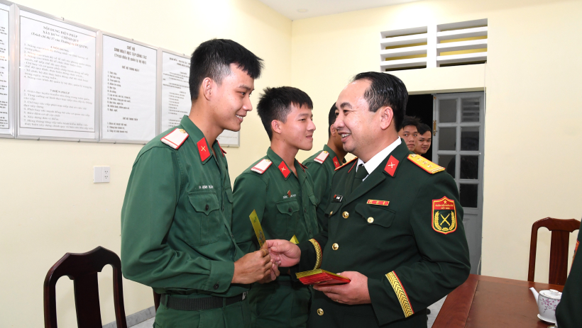 Bộ Chỉ huy Qu&acirc;n sự tỉnh thăm, ch&uacute;c tết Đại đội Trinh s&aacute;t 1 v&agrave; Trung đội Ph&aacute;o binh