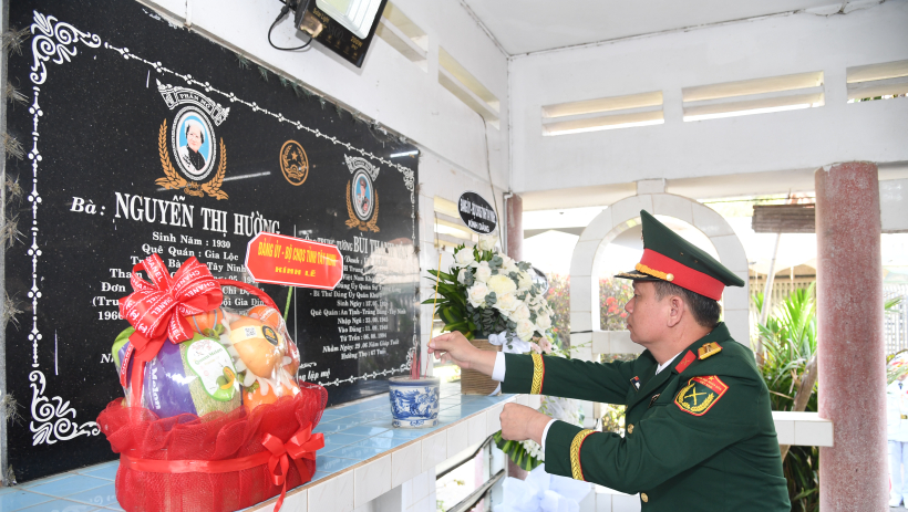 Bộ Chỉ huy Qu&acirc;n sự tỉnh viếng mộ Anh h&ugrave;ng Lực lượng vũ trang Nh&acirc;n d&acirc;n 