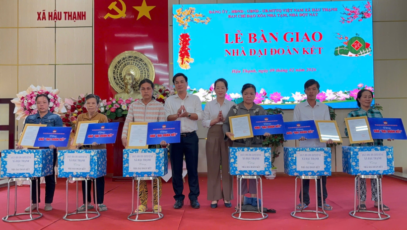 Xu&acirc;n về tr&ecirc;n những m&aacute;i nh&agrave; Đại đo&agrave;n kết