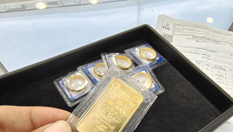 M&ugrave;ng 4 tết, gi&aacute; v&agrave;ng tăng 300.000 đồng một lượng