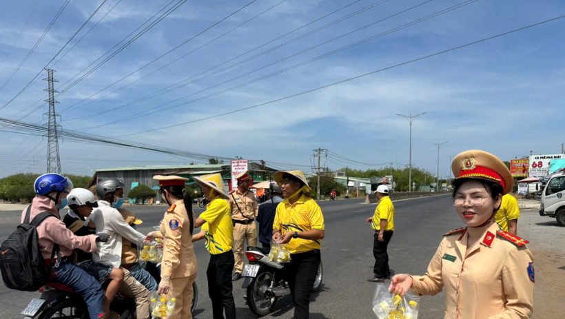 Cảnh s&aacute;t giao th&ocirc;ng T&acirc;y Ninh lan tỏa th&ocirc;ng điệp &ldquo;An to&agrave;n l&agrave; tr&ecirc;n hết&rdquo; tại Hội xu&acirc;n N&uacute;i B&agrave; Đen