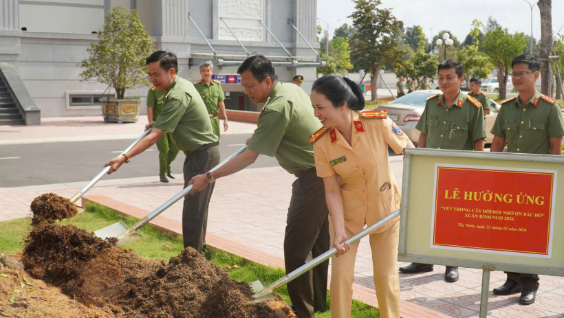 C&ocirc;ng an tỉnh T&acirc;y Ninh hưởng ứng 'Tết trồng c&acirc;y đời đời nhớ ơn B&aacute;c Hồ'