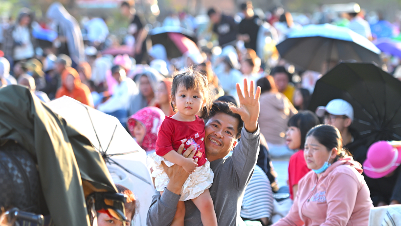 'Biển người' đổ về n&uacute;i B&agrave; Đen 