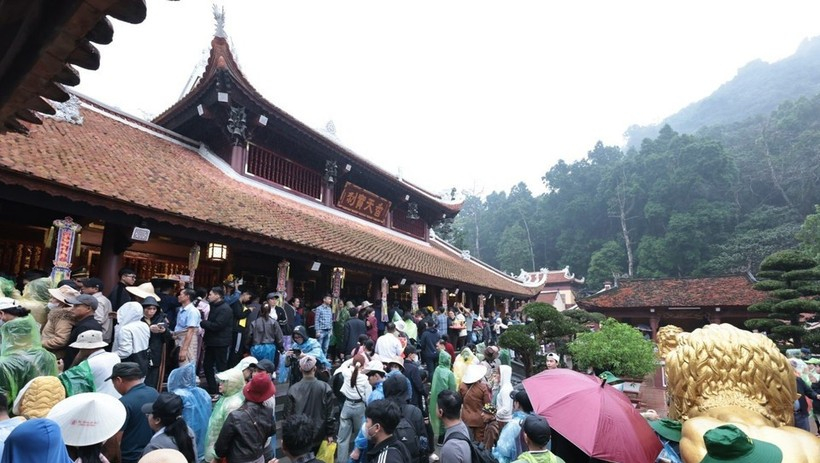 Khai hội Du lịch Ch&ugrave;a Hương 2026: Du kh&aacute;ch nườm nượp đổ về dưới mưa Xu&acirc;n