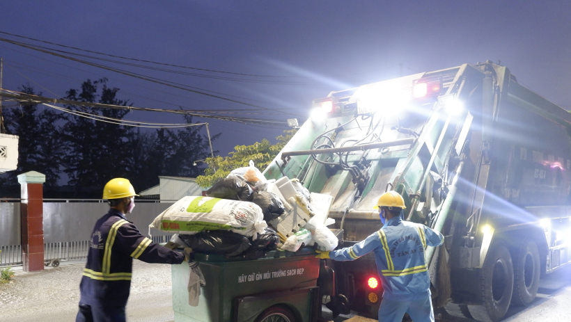 Thu gom r&aacute;c thải, bảo đảm m&ocirc;i trường sau tết