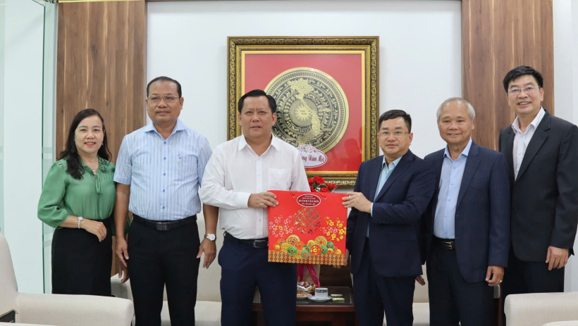 L&atilde;nh đạo UBND tỉnh thăm, ch&uacute;c tết C&ocirc;ng ty Cổ phần Ph&aacute;t triển khu c&ocirc;ng nghiệp v&agrave; đ&ocirc; thị Thủ Thừa 