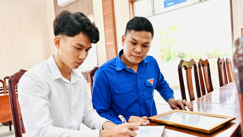 Thanh ni&ecirc;n t&igrave;nh nguyện l&ecirc;n đường nhập ngũ