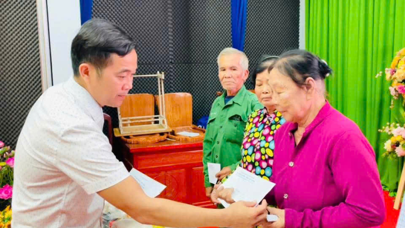 Đ&oacute;n xu&acirc;n vui tươi, đầm ấm