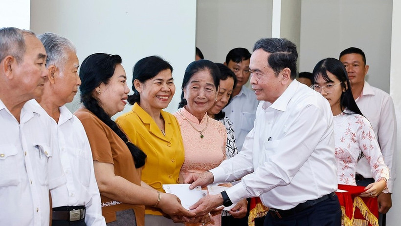 Hơn 3 triệu lượt người c&oacute; c&ocirc;ng được tặng qu&agrave; Tết với tổng kinh ph&iacute; 2.600 tỷ đồng