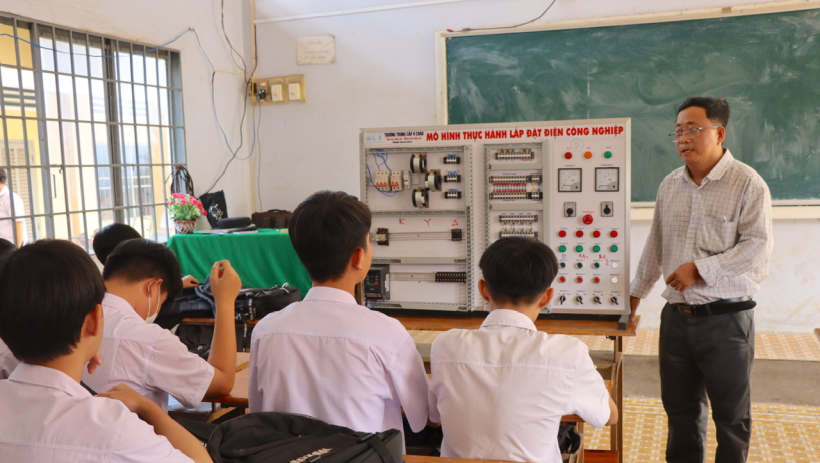 Quy định ri&ecirc;ng về chế độ l&agrave;m việc đối với gi&aacute;o vi&ecirc;n gi&aacute;o dục thường xuy&ecirc;n