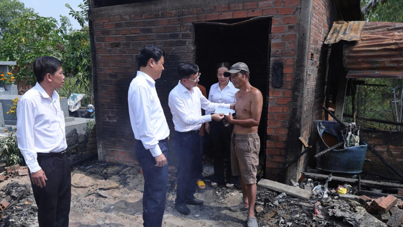 X&atilde; Đức Huệ: Thăm hỏi, hỗ trợ cho hộ d&acirc;n bị hỏa hoạn