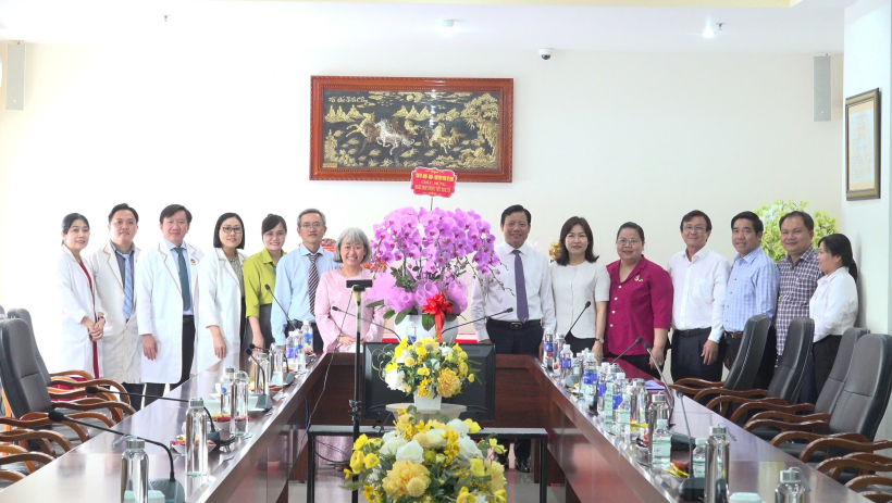 Ph&oacute; Chủ tịch UBND tỉnh Phạm Tấn H&ograve;a thăm, ch&uacute;c mừng Bệnh viện Đa khoa Xuy&ecirc;n &Aacute; - Đức H&ograve;a dịp 27/02