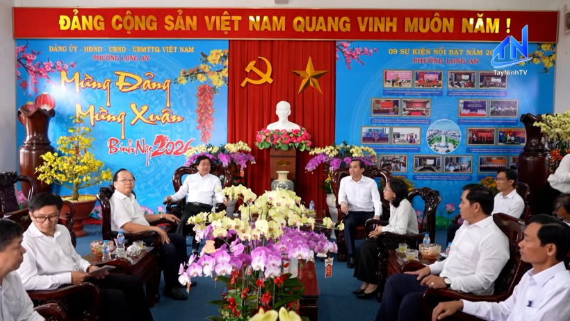 B&iacute; thư Tỉnh ủy thăm, ch&uacute;c mừng năm mới Đảng ủy phường Long An