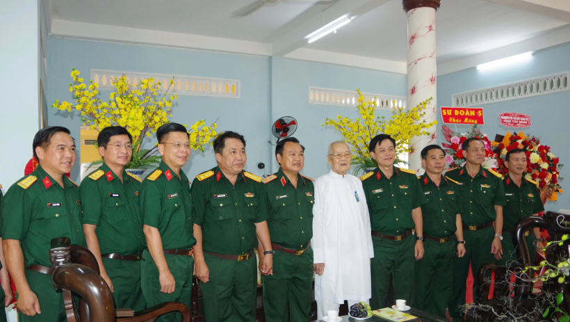 Bộ Tư lệnh Qu&acirc;n khu 7 ch&uacute;c mừng Đại lễ v&iacute;a Đức Ch&iacute; T&ocirc;n năm 2026