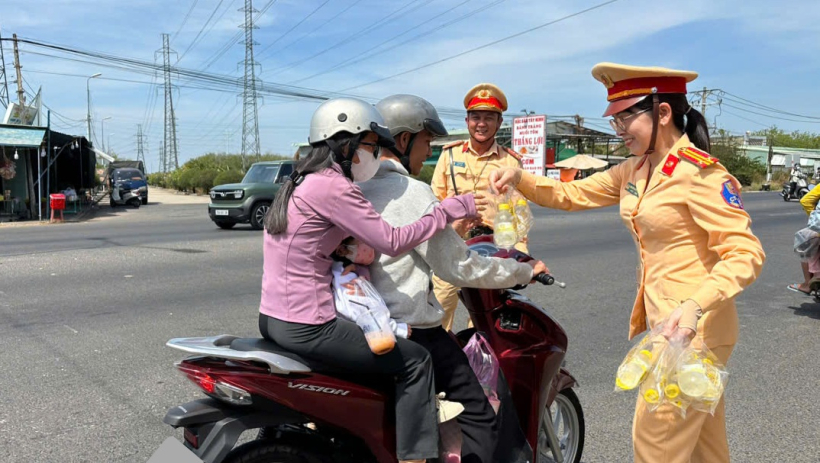 Cảnh s&aacute;t giao th&ocirc;ng T&acirc;y Ninh: Nỗ lực để người d&acirc;n vui xu&acirc;n trọn vẹn