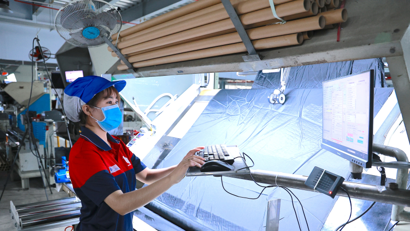 Người lao động phấn khởi trở lại l&agrave;m việc sau tết