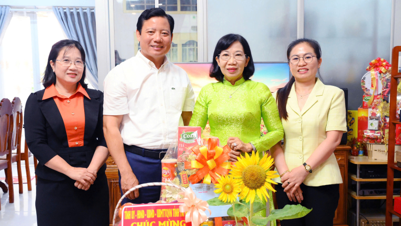 L&atilde;nh đạo UBND tỉnh T&acirc;y Ninh thăm Thầy thuốc Nh&acirc;n d&acirc;n V&otilde; Thị Dễ nh&acirc;n ng&agrave;y 27/02