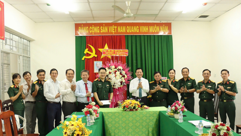 Ph&oacute; Chủ tịch UBND tỉnh Phạm Tấn H&ograve;a thăm, ch&uacute;c mừng c&aacute;c cơ sở y tế