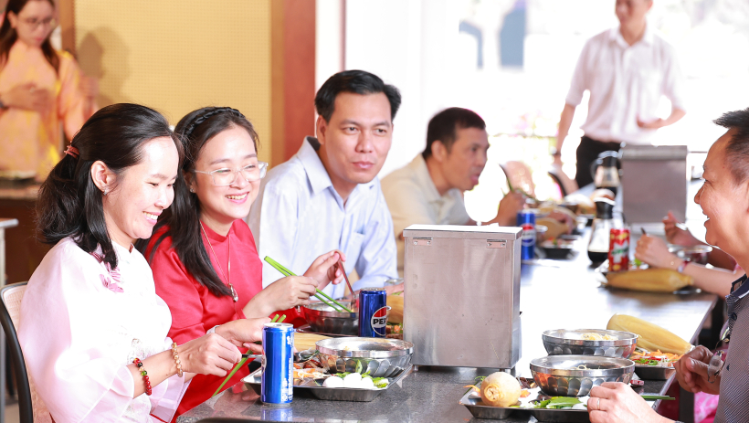 Ấm &aacute;p 'Bữa ăn hạnh ph&uacute;c'