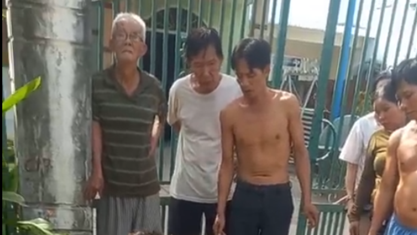 X&atilde; T&acirc;n Th&agrave;nh: Kịp thời cứu b&eacute; trai rơi xuống hầm chứa nước thải chăn nu&ocirc;i heo