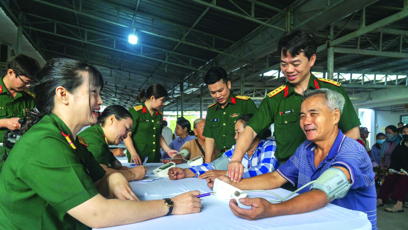 Kh&aacute;m bệnh từ thiện - hoạt động nh&acirc;n &aacute;i v&igrave; cộng đồng 