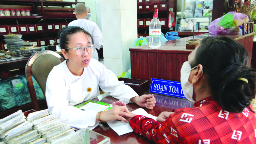 30 năm đồng h&agrave;nh c&ugrave;ng bệnh nh&acirc;n ngh&egrave;o 