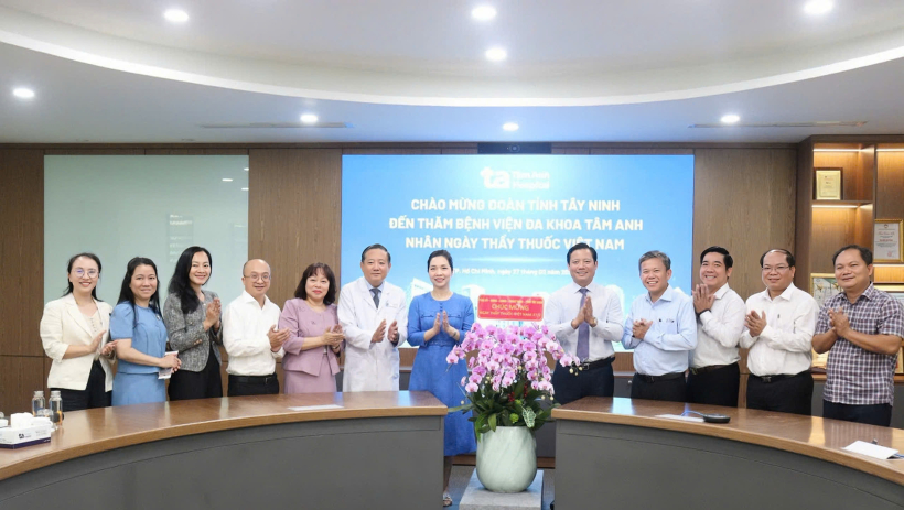 Ph&oacute; Chủ tịch UBND tỉnh thăm, ch&uacute;c mừng kỷ niệm 71 năm Ng&agrave;y Thầy thuốc Việt Nam tại TP.Hồ Ch&iacute; Minh