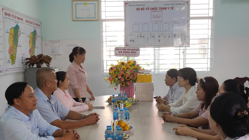 L&atilde;nh đạo x&atilde; B&igrave;nh Đức thăm, ch&uacute;c mừng Trạm y tế x&atilde; nh&acirc;n Ng&agrave;y Thầy thuốc Việt Nam